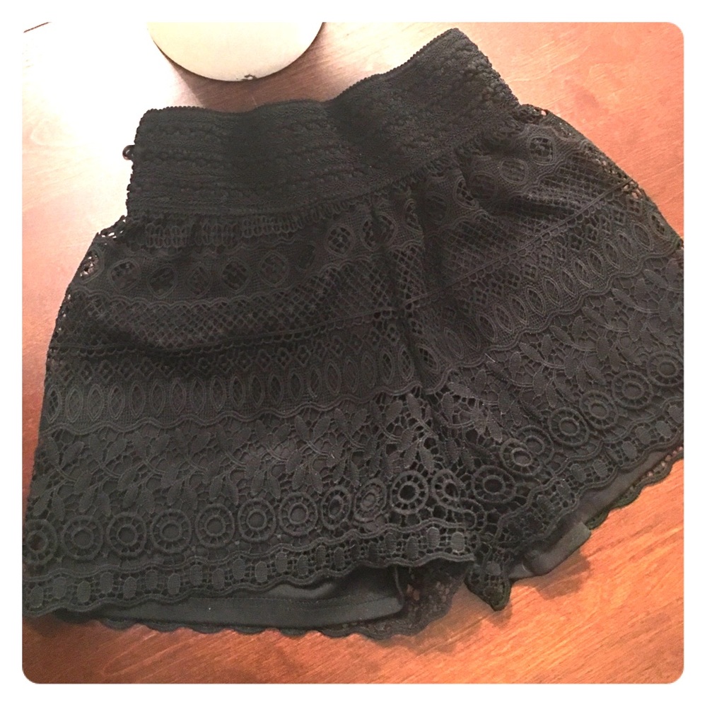 ⚡️closet clean out⚡️Lined Crochet Shorts